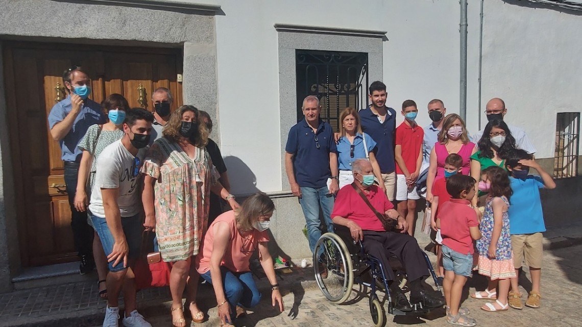 La familia de Eusebio Crespo en la colocación de la Stolpersteine en 2021