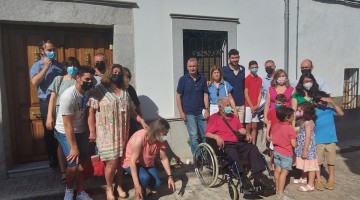 La familia de Eusebio Crespo en la colocación de la Stolpersteine en 2021
