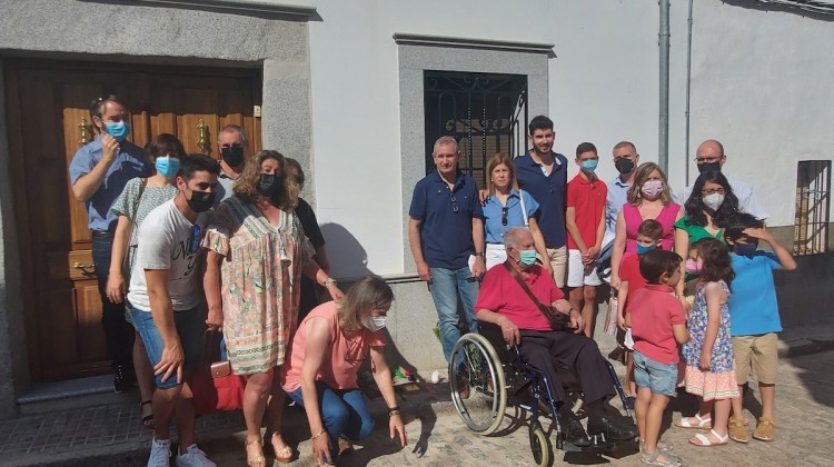 La familia de Eusebio Crespo en la colocación de la Stolpersteine en 2021
