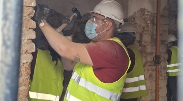 Uno de los integrantes del programa de empleo trabajando en inmueble que está siendo restaurado