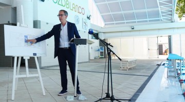 Santiago Cabello presentando el proyecto de la piscina
