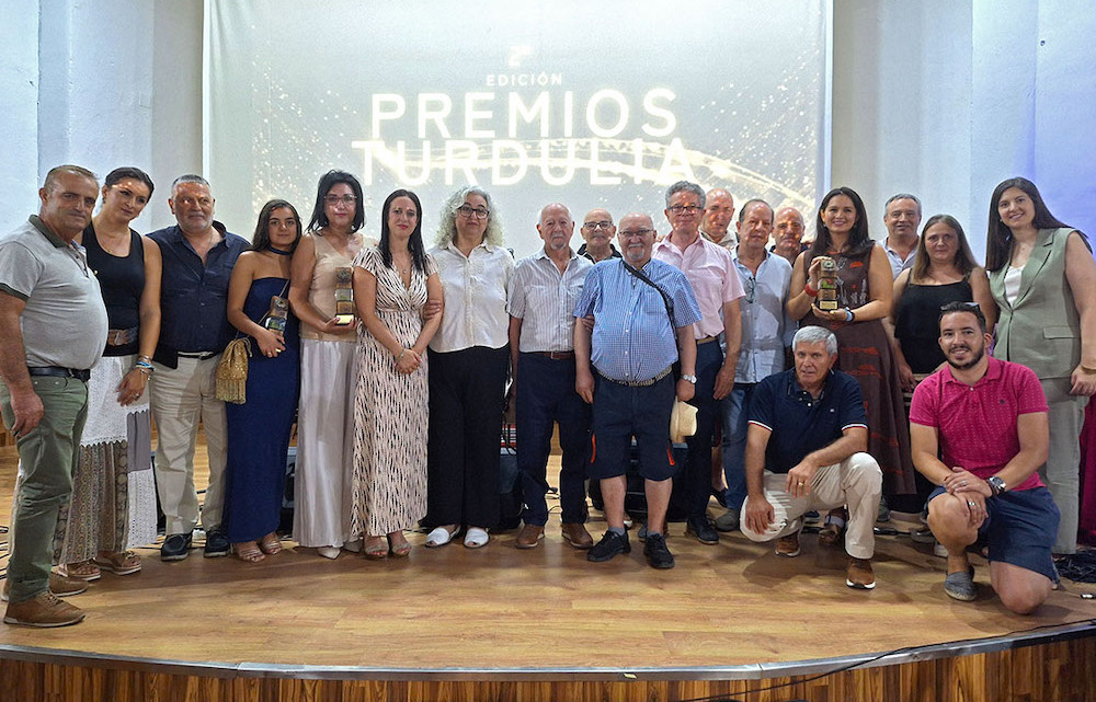 Foto de familia de la organización y los premiados