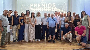 Foto de familia de la organización y los premiados