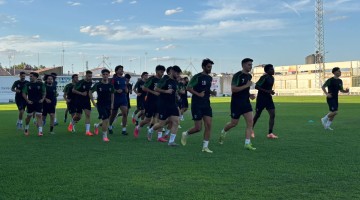 Los jugadores al inicio de la sesión de entrenamiento