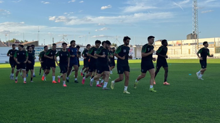 Los jugadores al inicio de la sesión de entrenamiento