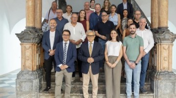 Los alcaldes de los municipios donde se construirán viviendas con los representantes de la Diputación
