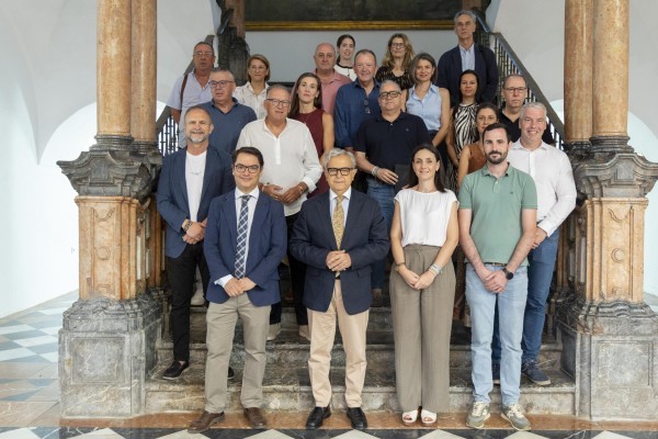 Los alcaldes de los municipios donde se construirán viviendas con los representantes de la Diputación
