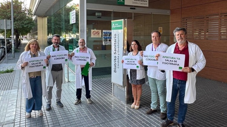 Representantes del Sindicato de Enfermería Satse reclamando más fisioterapeutas