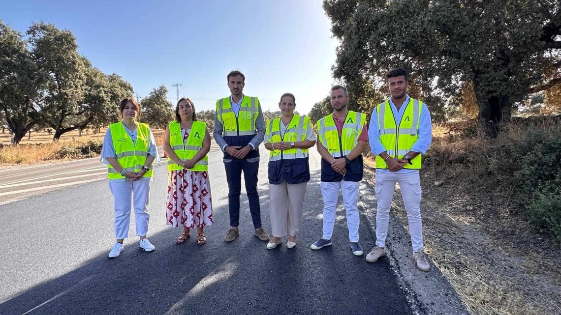 Visita de autoridades a las obras de mejora del asfaltado de la A-424