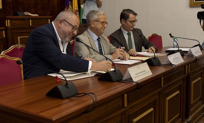 Momento de la firma del convenio entre la Diputación de Córdoba y la Universidad de Córdoba.