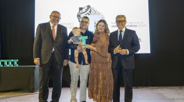 Carlos Fernández recogiendo el premio al Mérito Turístico