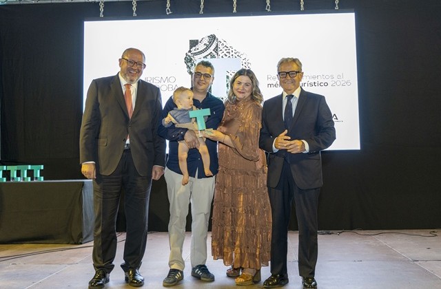 Carlos Fernández recogiendo el premio al Mérito Turístico