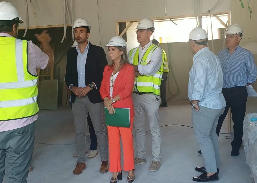Momento de la visita de la nueva delegada de Salud a las obras del centro de salud de Villanueva de Córdoba.