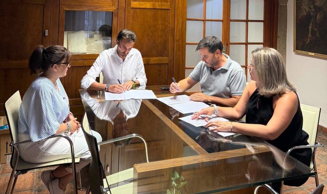 Momento de la firma del convenio entre el Ayuntamiento y la asociación de empresarios