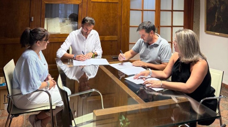 Momento de la firma del convenio entre el Ayuntamiento y la asociación de empresarios