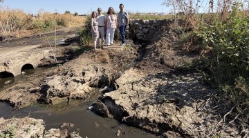 Momento de la visita de la parlamentaria al cauce del arroyo Guadarramilla