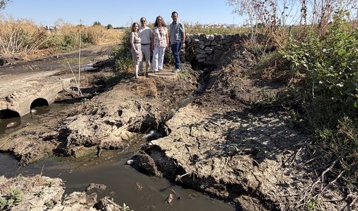 Momento de la visita de la parlamentaria al cauce del arroyo Guadarramilla