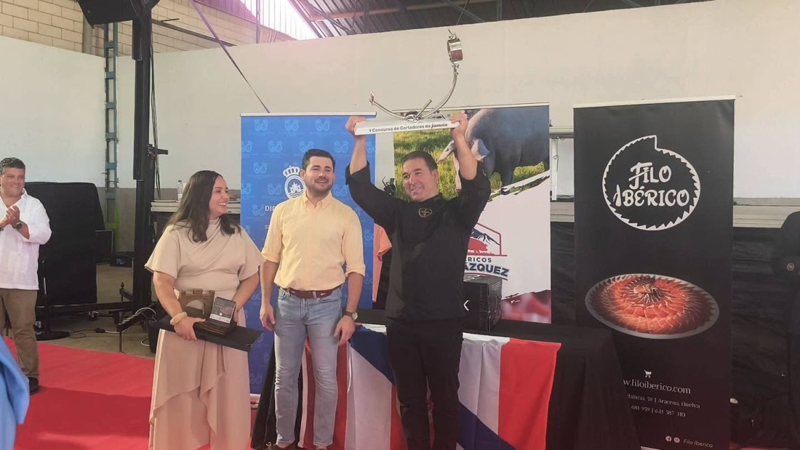 El cortador Juan López recogiendo uno de los premios obtenidos este fin de semana