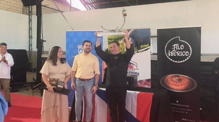 El cortador Juan López recogiendo uno de los premios obtenidos este fin de semana