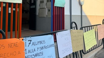 La imagen fija que se puede ver estos días en la puerta del colegio Virgen de Luna