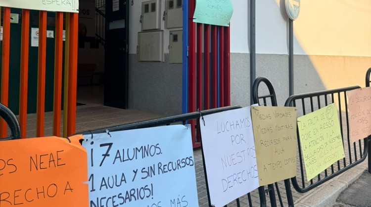 La imagen fija que se puede ver estos días en la puerta del colegio Virgen de Luna