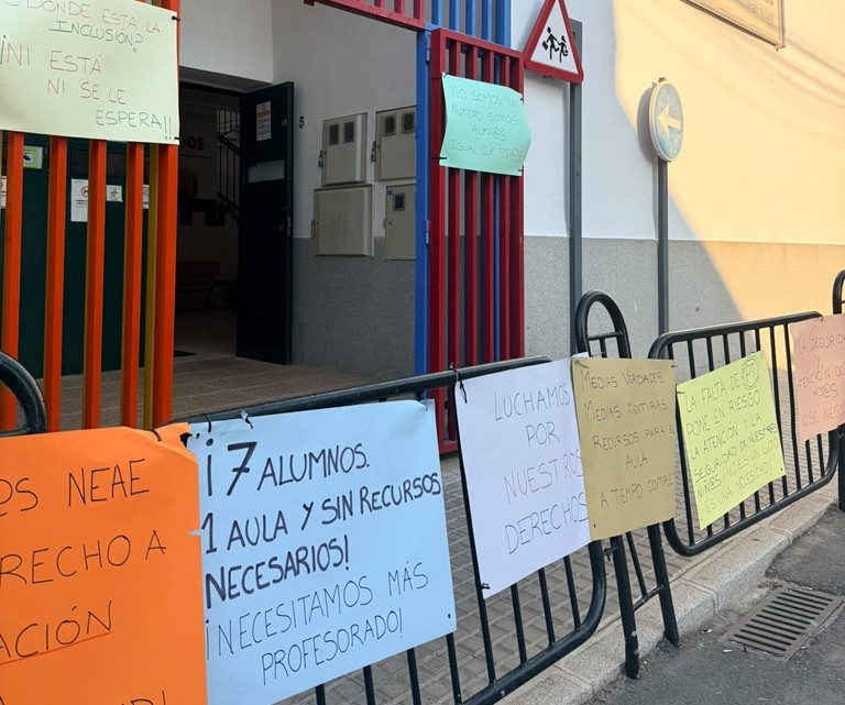 La imagen fija que se puede ver estos días en la puerta del colegio Virgen de Luna