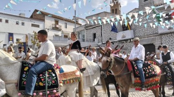Los piostros pasando por la plaza de Pedroche en la comitiva de acompañamiento a la Virgen de Piedrasantas