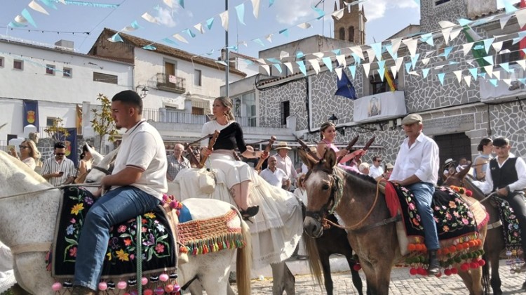 Los piostros pasando por la plaza de Pedroche en la comitiva de acompañamiento a la Virgen de Piedrasantas