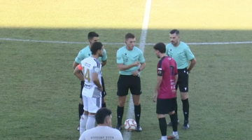 Momento del sorteo de campo previo al partido