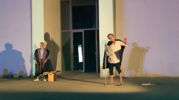 El grupo de teatro Jara en una de las representaciones que se realizaron a las puertas del teatro