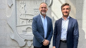 Carlos Moreno, delegado de Sevicios Sociales, Familias e Igualdad y el alcalde de Dos Torres, Manuel Torres.