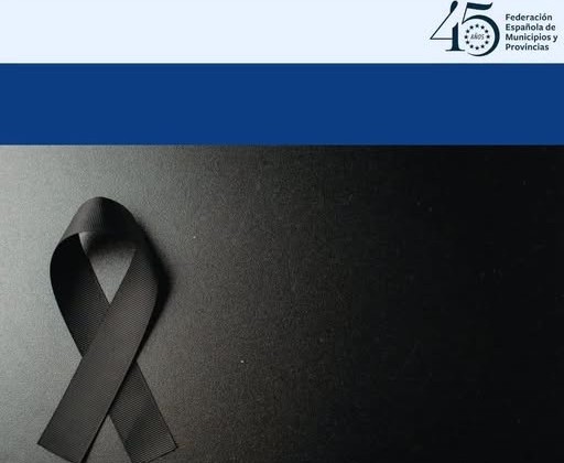 Lazo negro en señal de luto por el accidente ferroviario ocurrido en Toledo.