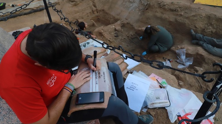 Trabajos que se han realizado en la última excavación en la fosa de Hinojosa del Duque.