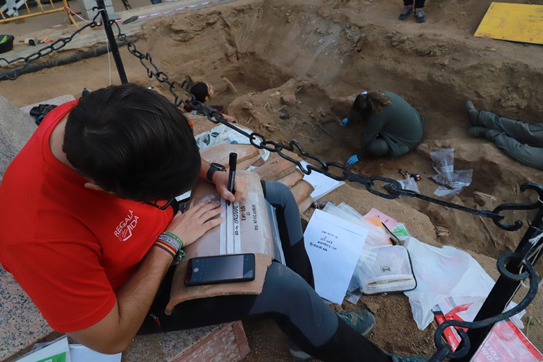 Trabajos que se han realizado en la última excavación en la fosa de Hinojosa del Duque.