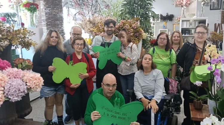 Las personas usuarias de Afemvap han repartido las mariposas verdes por los locales comerciales de Pozoblanco.