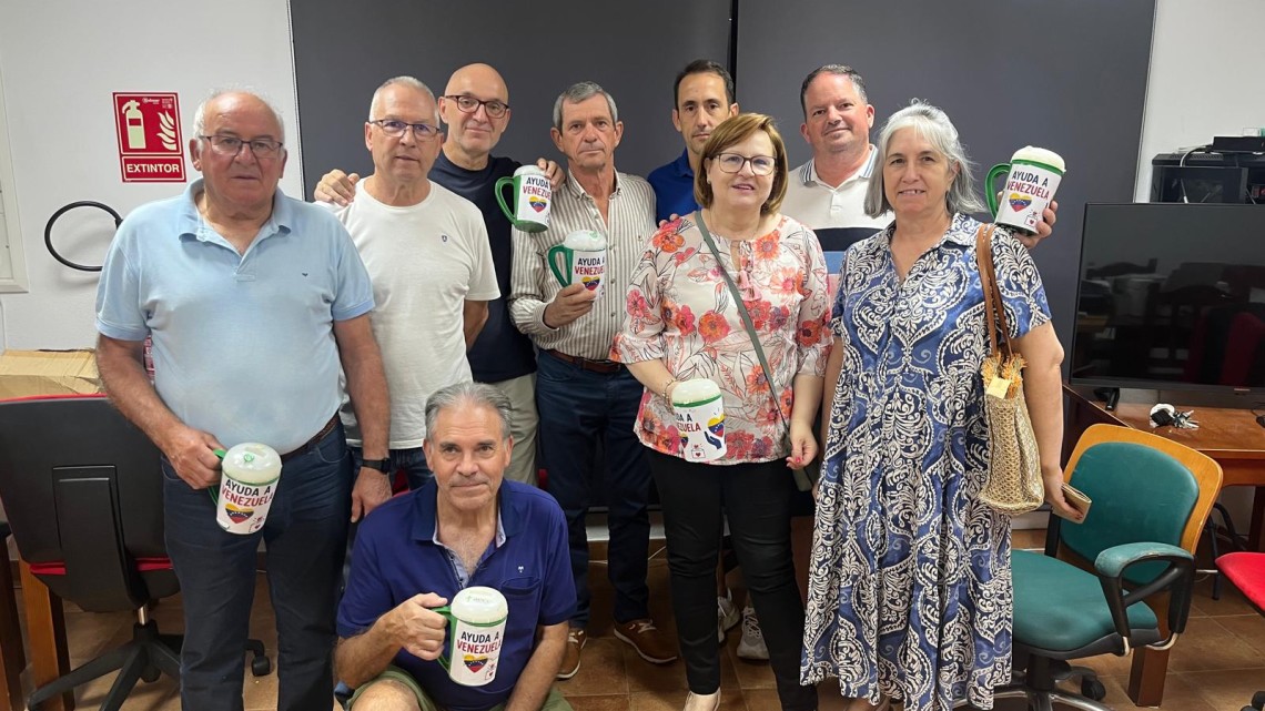 Equipo de voluntarios que ha ido recogido las huchas solidarias para Cruz Roja Española.
