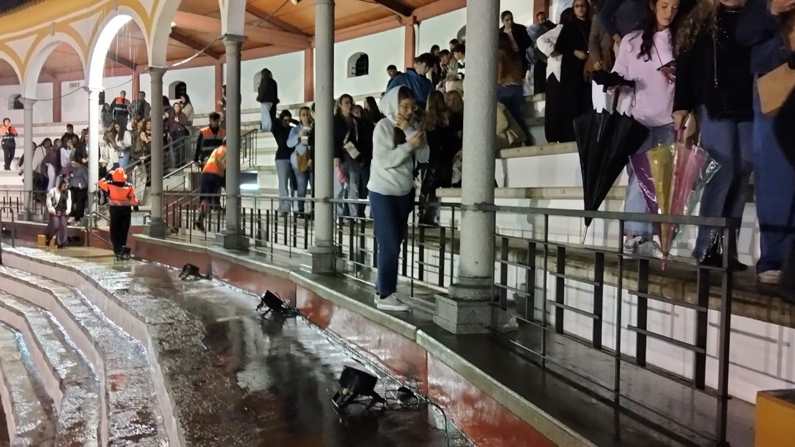 Protección Civil desalojando la plaza de toros ante la suspensión del concierto.