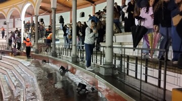 Protección Civil desalojando la plaza de toros ante la suspensión del concierto.