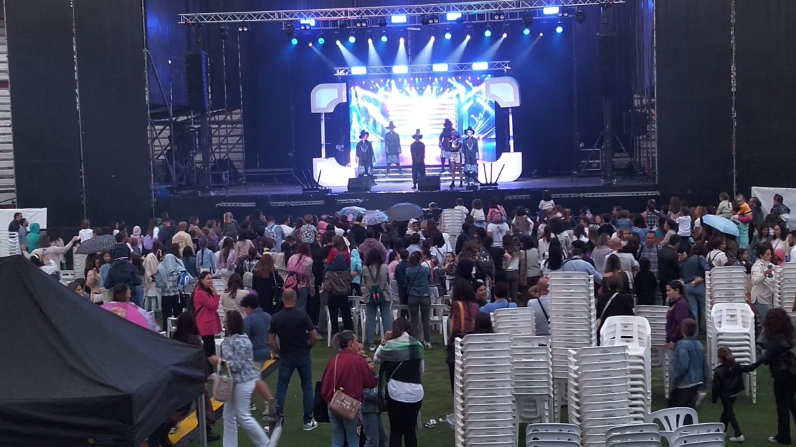 El público aguantó la lluvia para no perderse el concierto de las Guerreras KPop
