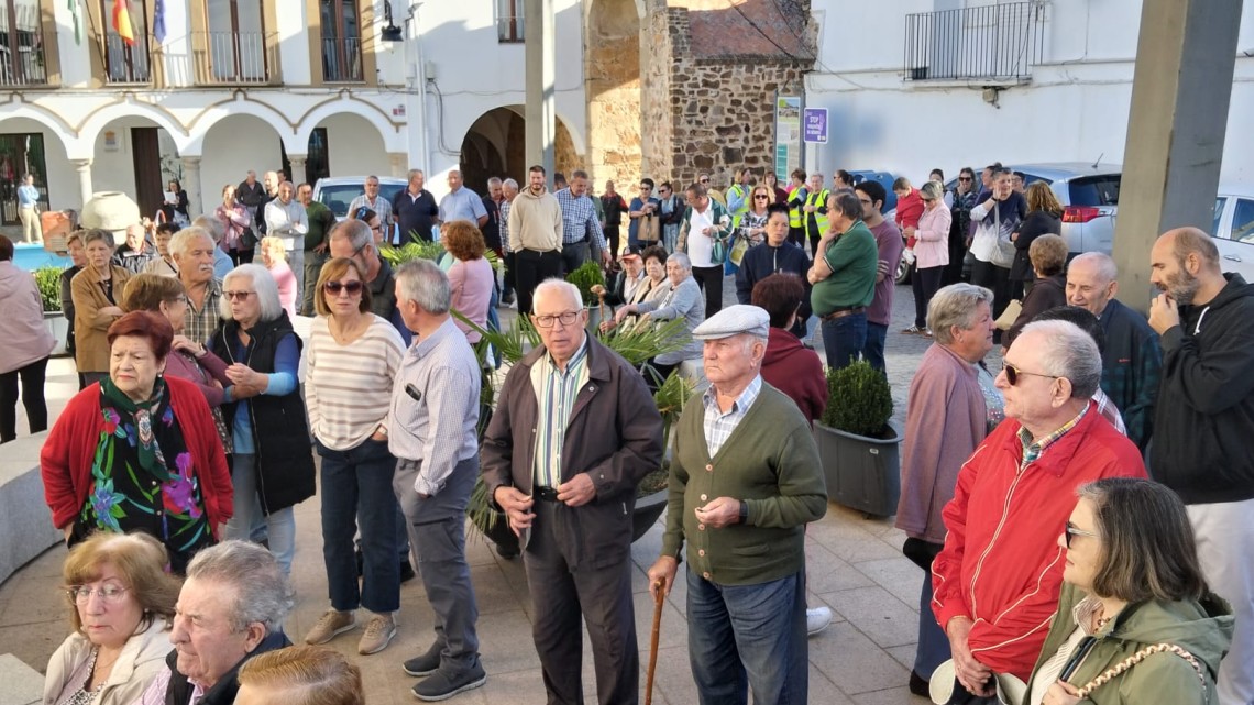 Los vecinos de Santa Eufemia se han concentrado esta mañana en contra del cierre de la oficina bancaria.