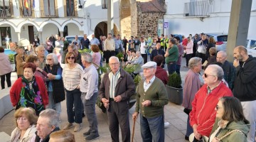 Los vecinos de Santa Eufemia se han concentrado esta mañana en contra del cierre de la oficina bancaria.
