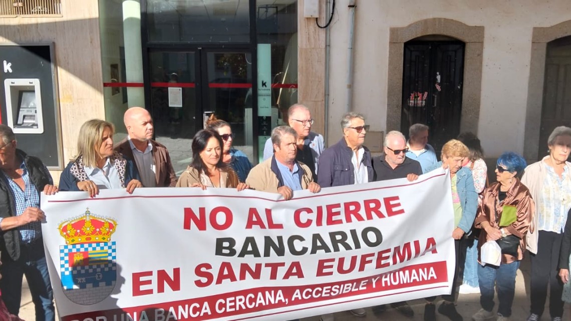 La pancarta frente a la única oficina bancaria de Santa Eufemia.