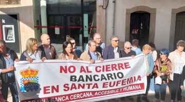 La pancarta frente a la única oficina bancaria de Santa Eufemia.