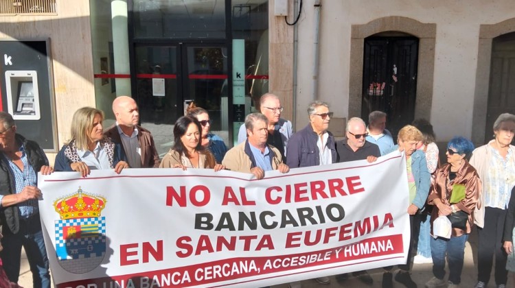La pancarta frente a la única oficina bancaria de Santa Eufemia.