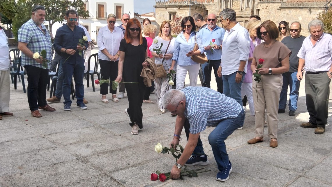 Momento en el que se colocaron las rosas sobre la Stolpersteine ubicada en la plaza de la Catedral.