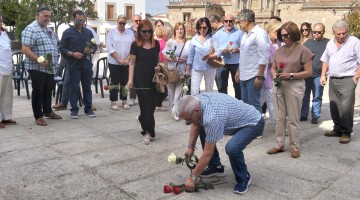 Momento en el que se colocaron las rosas sobre la Stolpersteine ubicada en la plaza de la Catedral.