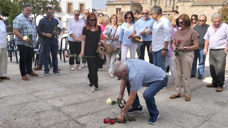 Momento en el que se colocaron las rosas sobre la Stolpersteine ubicada en la plaza de la Catedral.