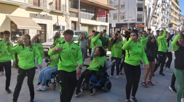 Coreografía conjunta entre el alumnado del Antonio María Calero y personas usuarias de Afemvap