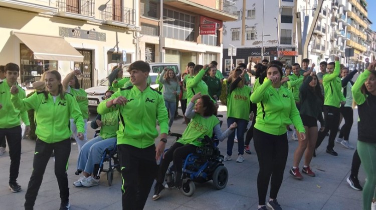 Coreografía conjunta entre el alumnado del Antonio María Calero y personas usuarias de Afemvap