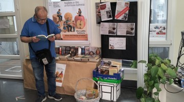 Un usuario ojea los libros que se regalan a cambio de un alimento no perecedero.